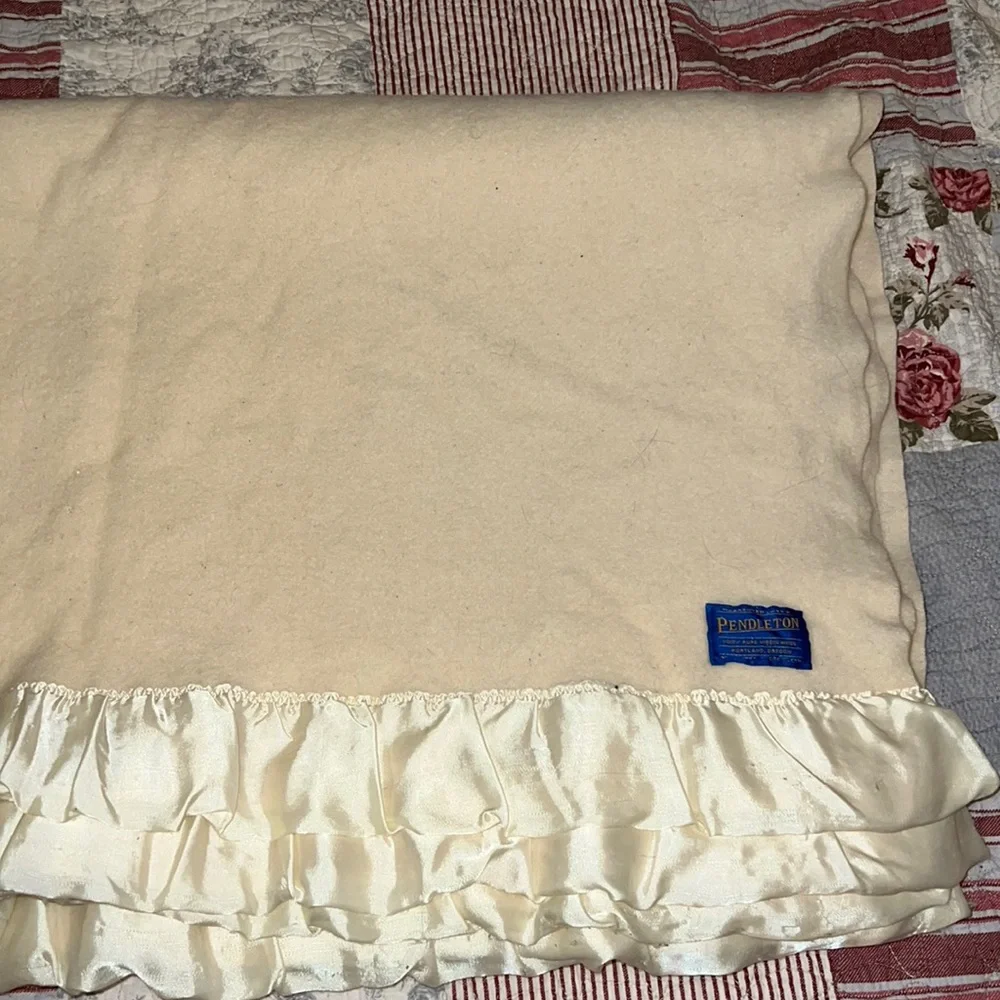 full size classic Vintage Pendleton virgin wool cream blanket 66” x 72”